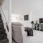 Comfy 3 Bedroom Home - Merseyside