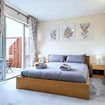 Guest Rooms Near City Centre & Dock Free Parking
