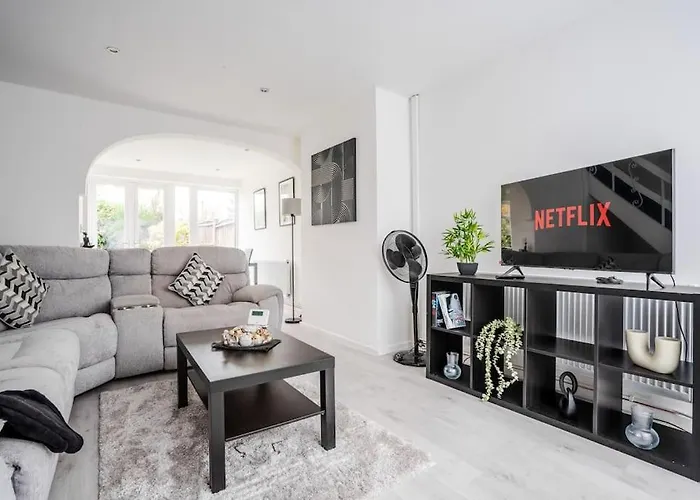 Comfy 3 Bedroom Home - Merseyside