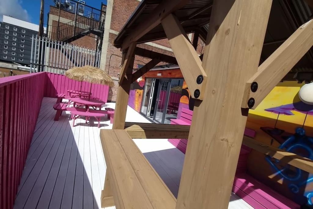 Penthouse Apartment, Sleeps 21 With Terrace * Liverpool