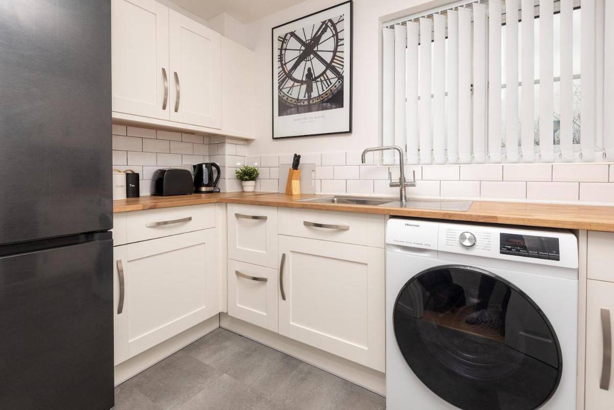 Apartment 3 Bedroom Flat W Parking *
