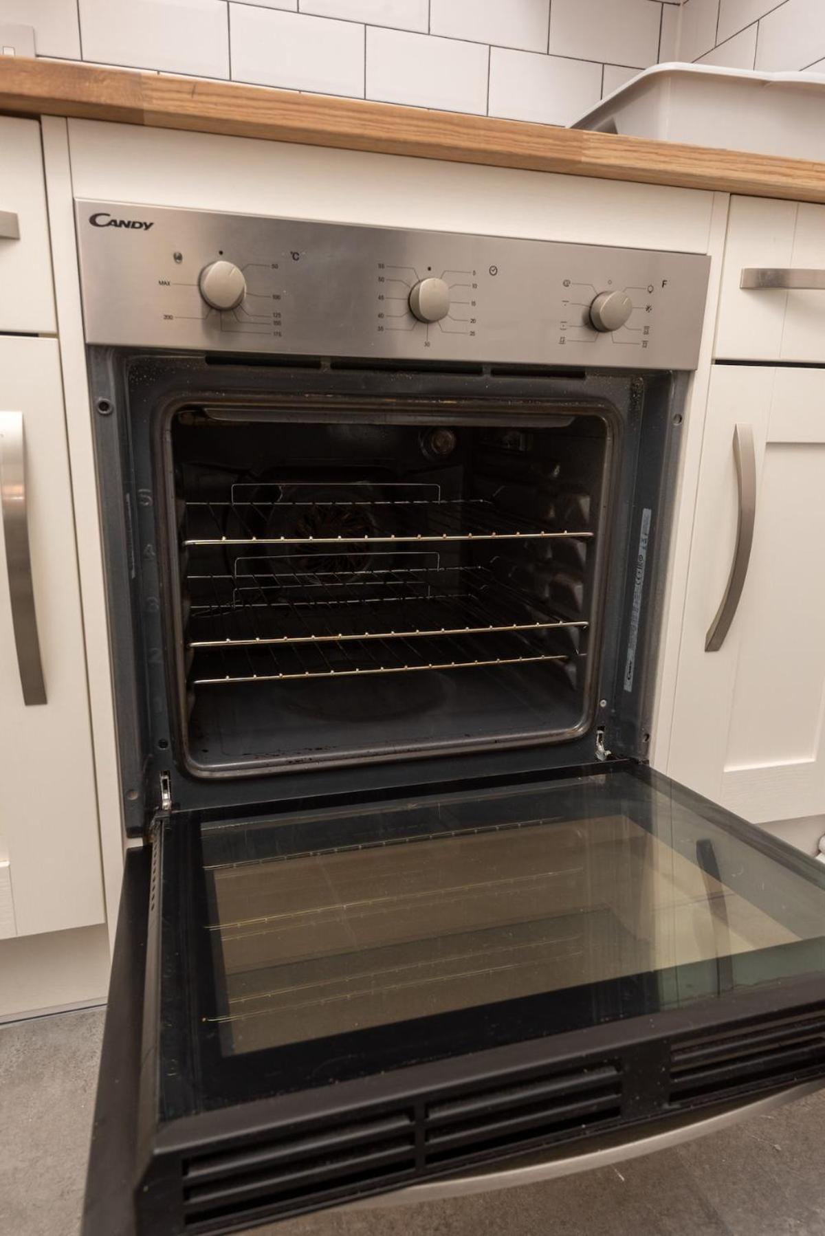3 Bedroom Flat W Parking Apartment *