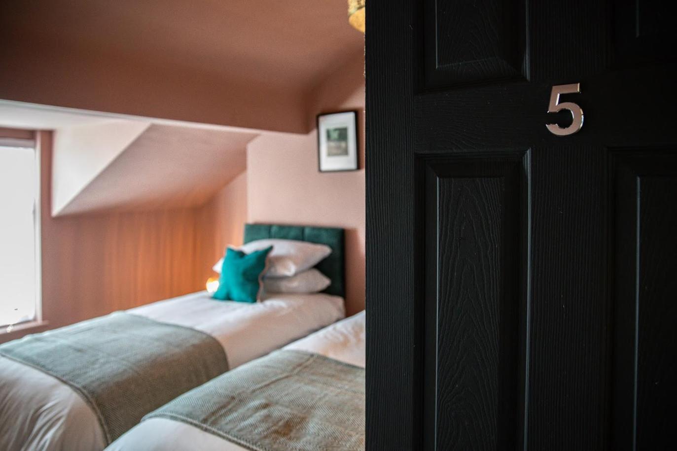 The Rockfield By Serene Stylish 6br Near Anfield With Bar Parking Virgin Media And Fast Wifi 4*