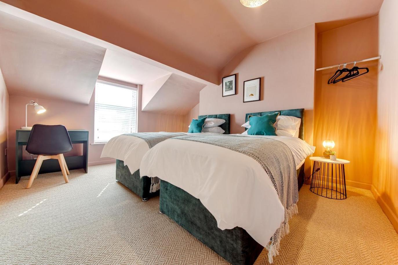 The Rockfield By Serene Stylish 6br Near Anfield With Bar Parking Virgin Media And Fast Wifi Guest house 4*