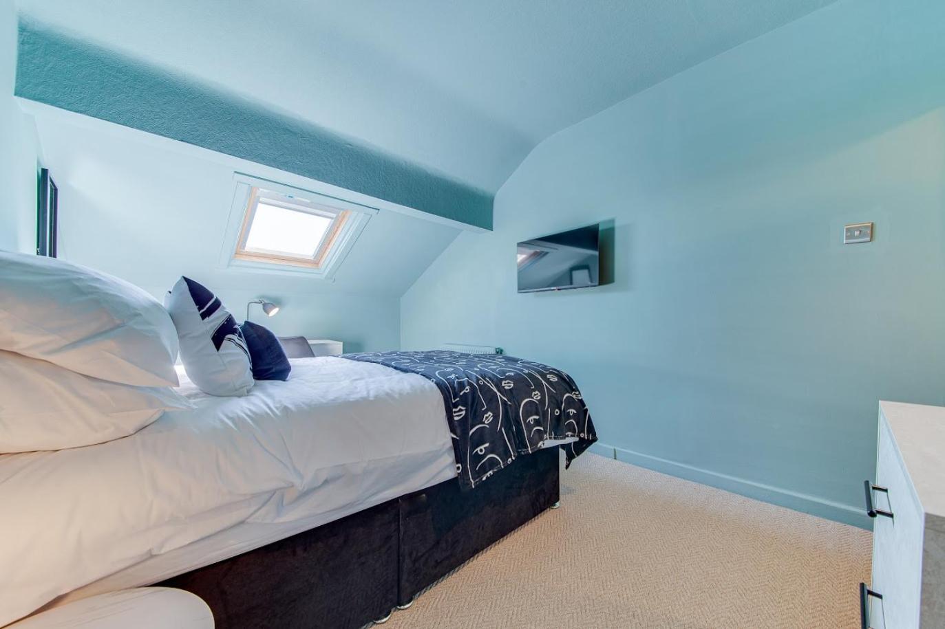 Guest house The Rockfield By Serene Stylish 6br Near Anfield With Bar Parking Virgin Media And Fast Wifi