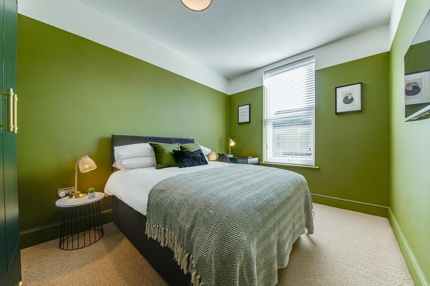 Guest house The Rockfield By Serene Stylish 6br Near Anfield With Bar Parking Virgin Media And Fast Wifi 4*