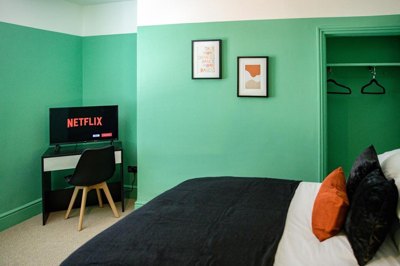 The Rockfield By Serene Stylish 6br Near Anfield With Bar Parking Virgin Media And Fast Wifi
