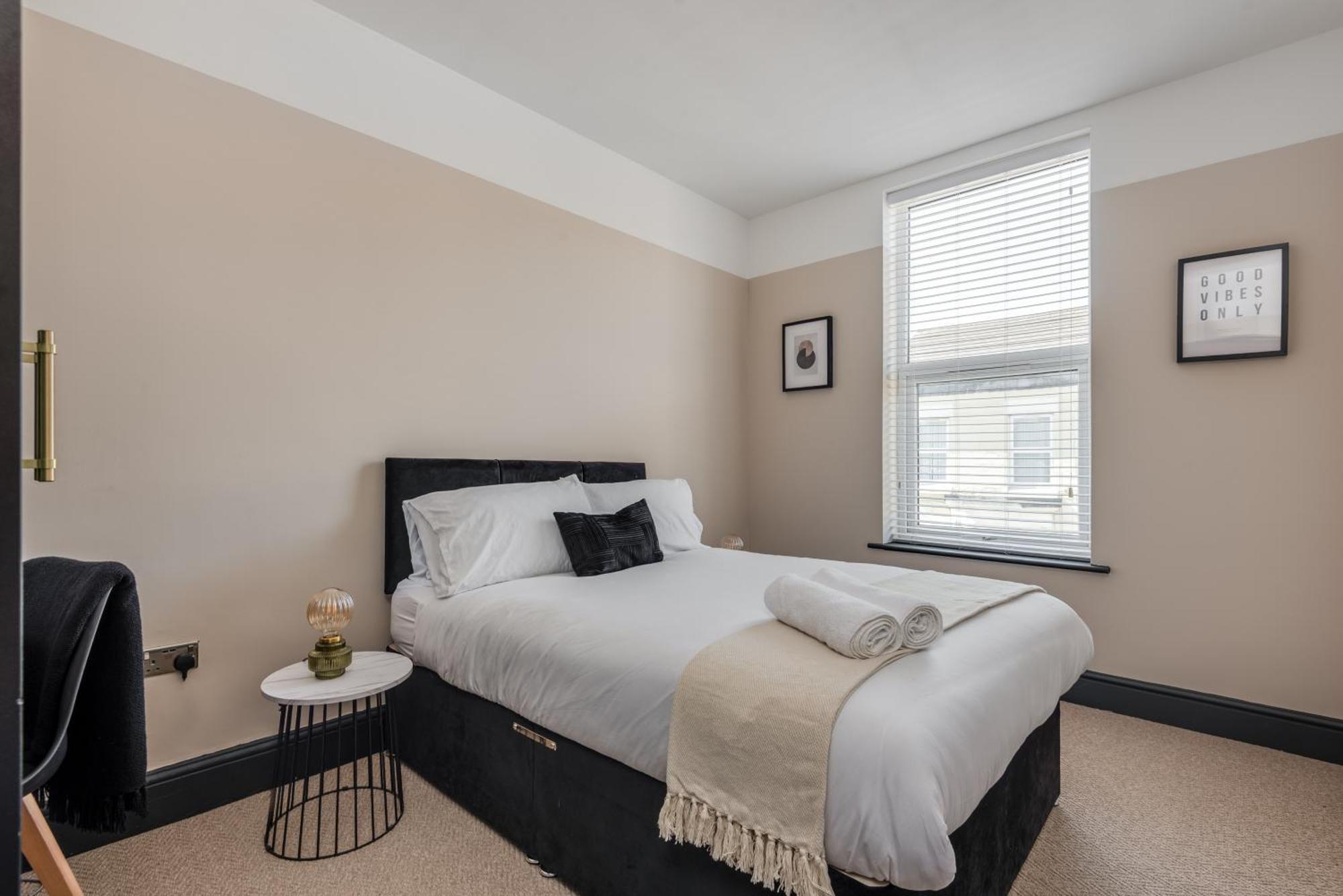 The Rockfield By Serene Stylish 6br Near Anfield With Bar Parking Virgin Media And Fast Wifi 4*
