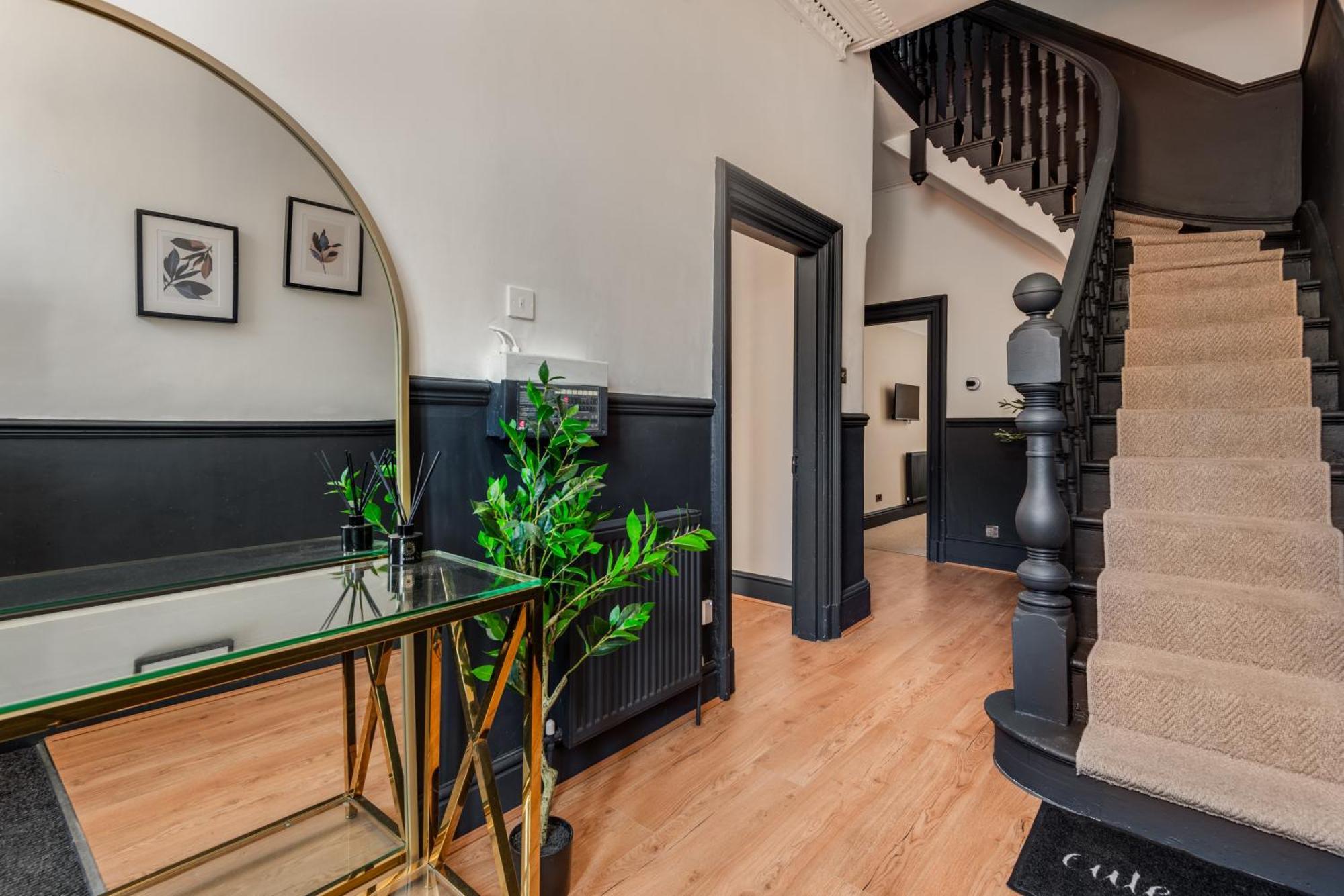 Guest house The Rockfield By Serene Stylish 6br Near Anfield With Bar Parking Virgin Media And Fast Wifi