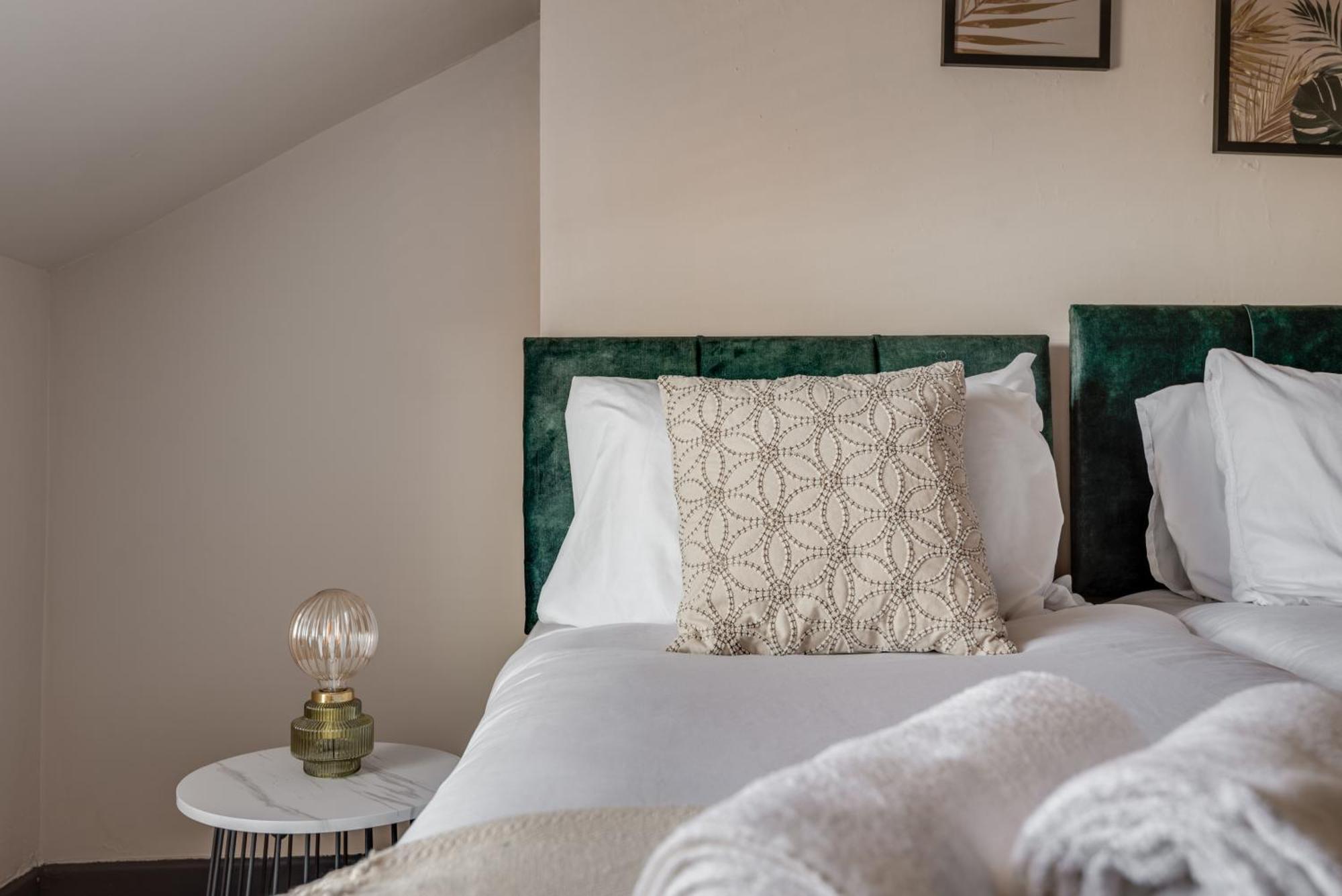 The Rockfield By Serene Stylish 6br Near Anfield With Bar Parking Virgin Media And Fast Wifi