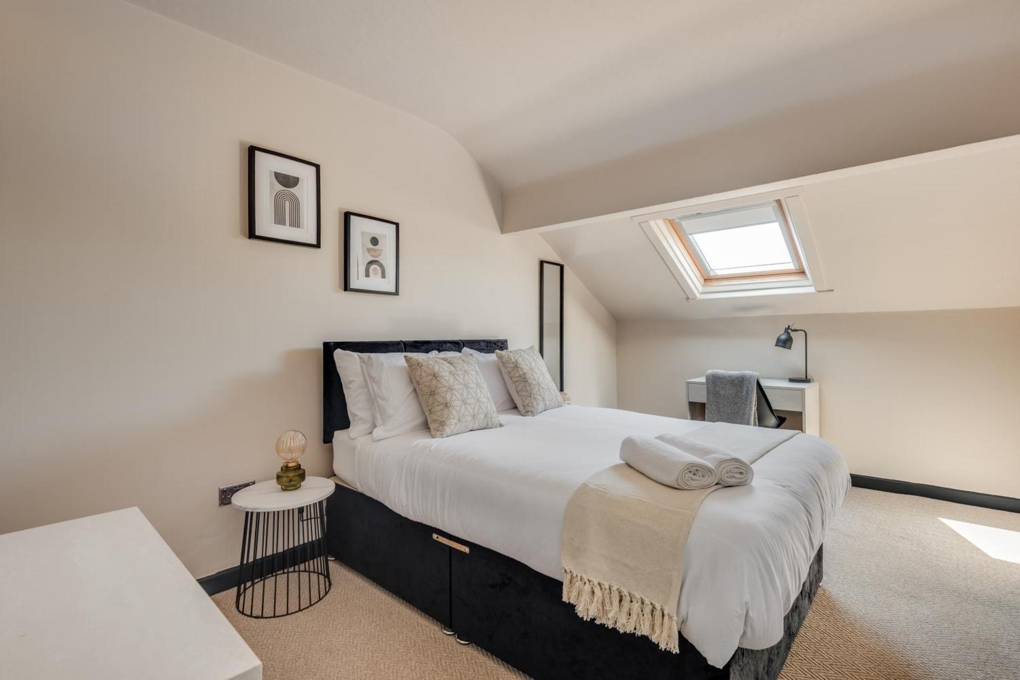 The Rockfield By Serene Stylish 6br Near Anfield With Bar Parking Virgin Media And Fast Wifi Guest house
