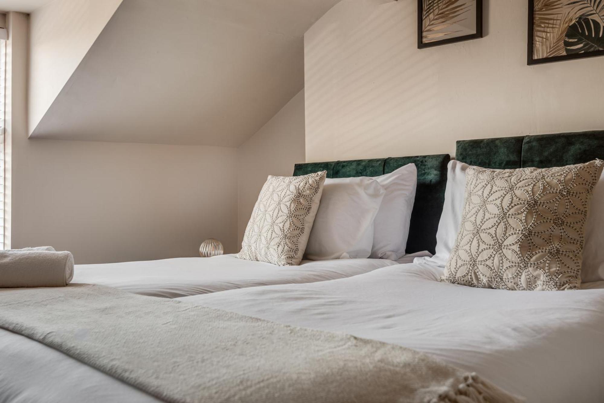 Guest house The Rockfield By Serene Stylish 6br Near Anfield With Bar Parking Virgin Media And Fast Wifi