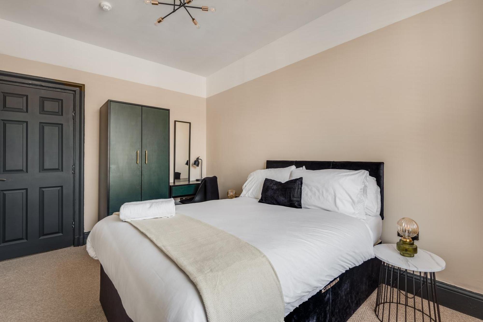The Rockfield By Serene Stylish 6br Near Anfield With Bar Parking Virgin Media And Fast Wifi
