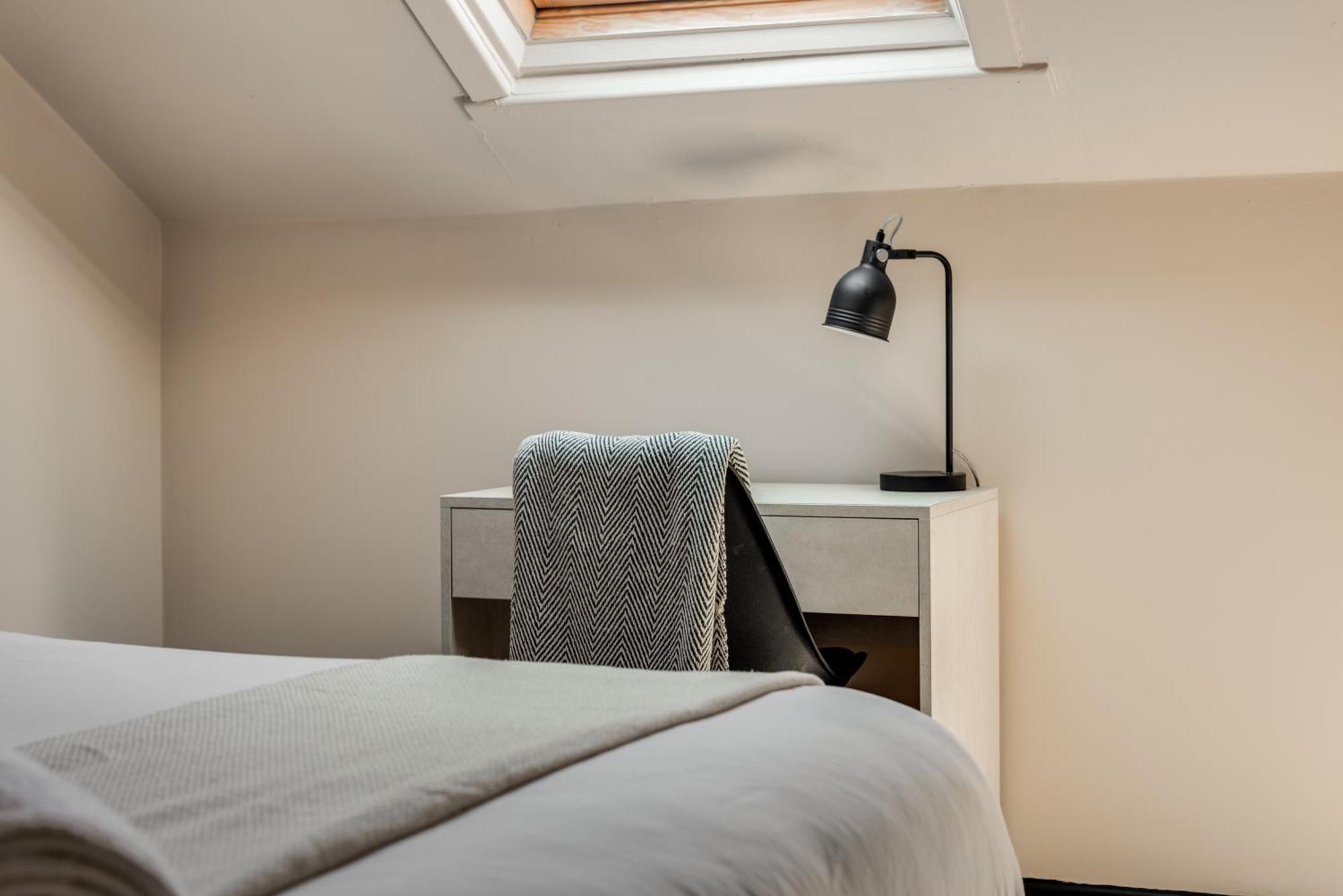 The Rockfield By Serene Stylish 6br Near Anfield With Bar Parking Virgin Media And Fast Wifi 4*