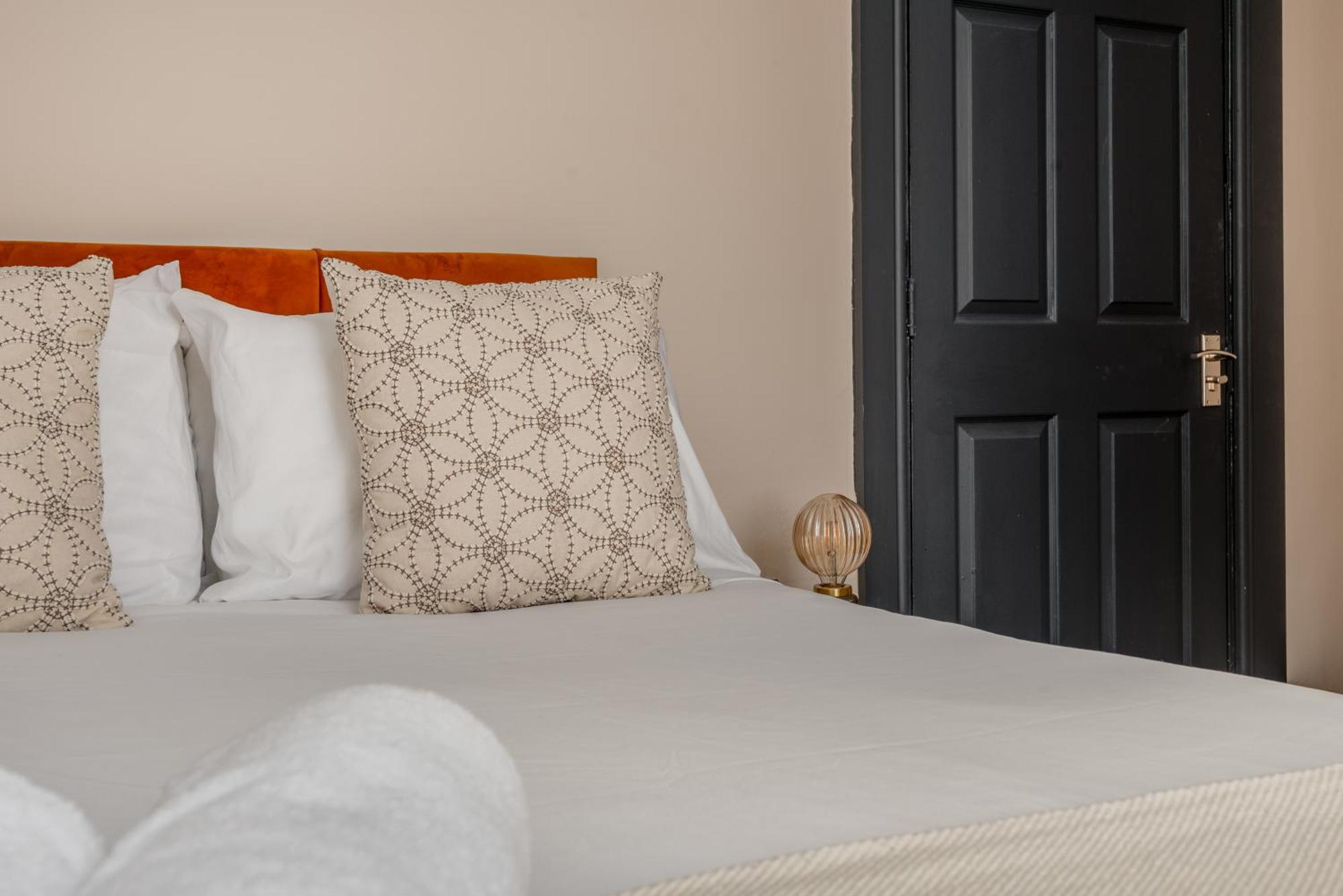 The Rockfield By Serene Stylish 6br Near Anfield With Bar Parking Virgin Media And Fast Wifi Guest house Liverpool