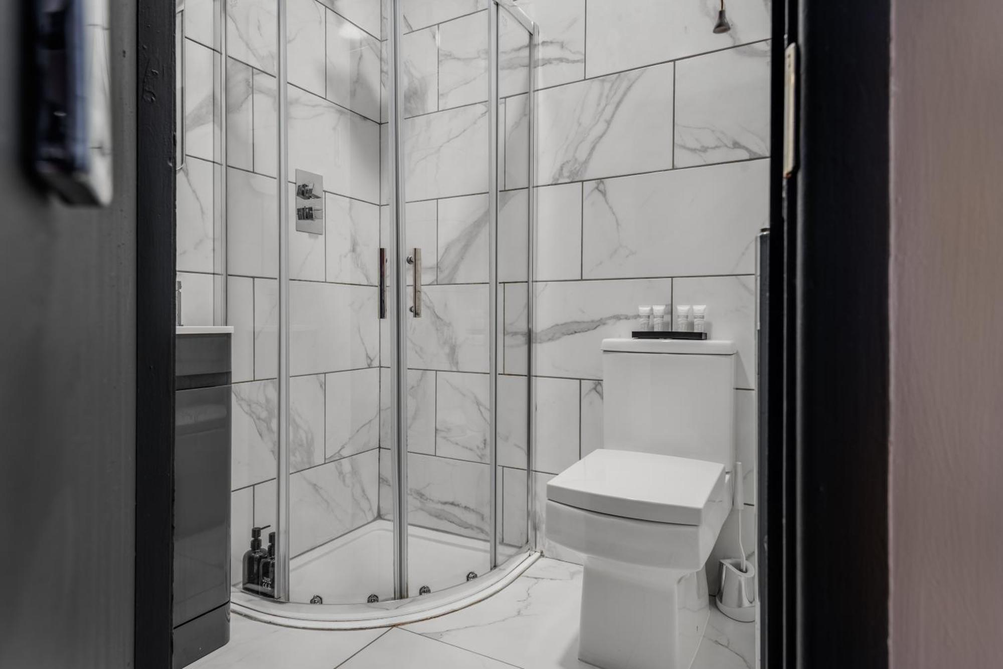 Guest house The Rockfield By Serene Stylish 6br Near Anfield With Bar Parking Virgin Media And Fast Wifi 4*